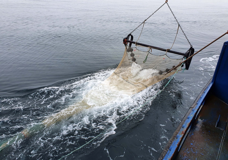 Photo of a beam trawl at the water surface, trawled by a research vessel
